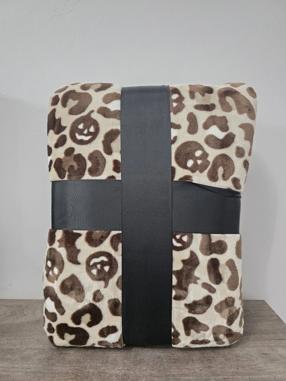 Nicole Miller Skull Leopard Print Full/ Queen Halloween throw Blanket